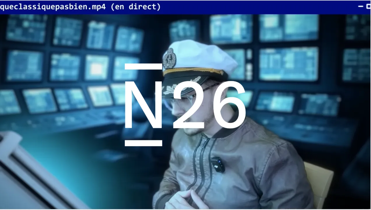 Un homme portant une casquette de capitaine dans une salle de contrôle avec plusieurs écrans bleus en arrière-plan.