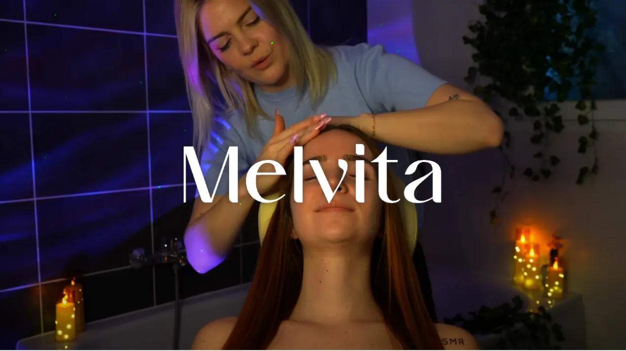 Une femme blonde effectue un massage crânien à une autre femme aux longs cheveux bruns dans une ambiance tamisée avec des bougies et des plantes, avec le texte Melvita au centre.