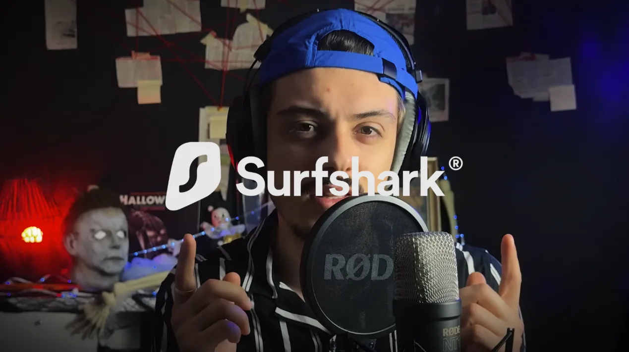 Un jeune homme portant une casquette bleue à l’envers et un casque audio, parlant devant un microphone avec le logo Surfshark en surimpression.