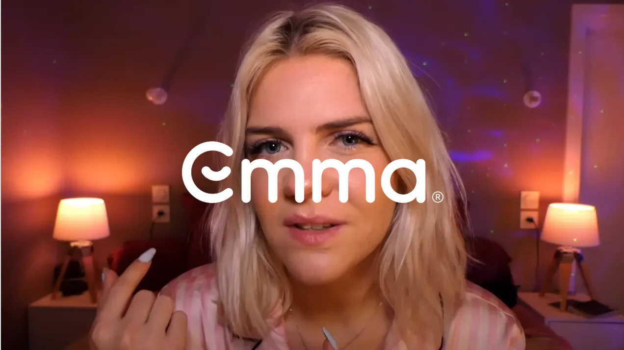 Femme blonde en pyjama rose dans une chambre éclairée par deux lampes de chevet, avec le logo Emma au centre.