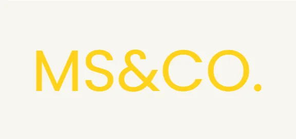 Logo avec le texte MS&CO. en jaune sur un fond clair.