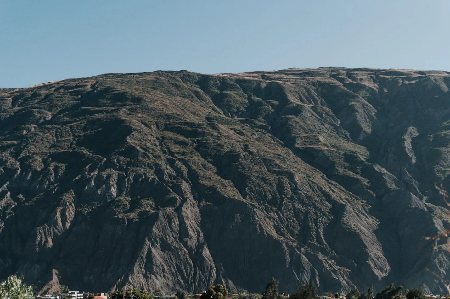 Ladera de la montaña bajo un cielo azul.