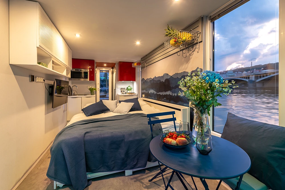 Interiér houseboatu Neptun - cover pro youtube video