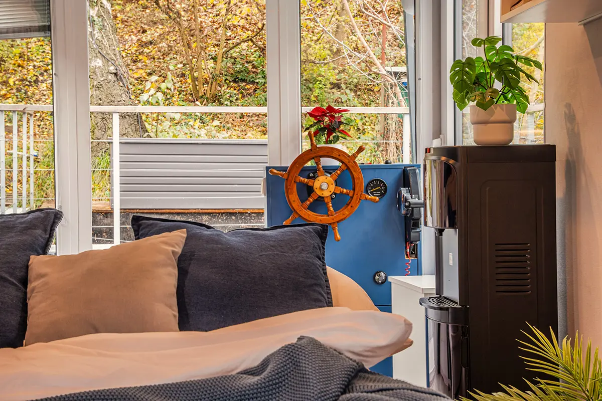 Interiér houseboatu Neptun - cover pro youtube video