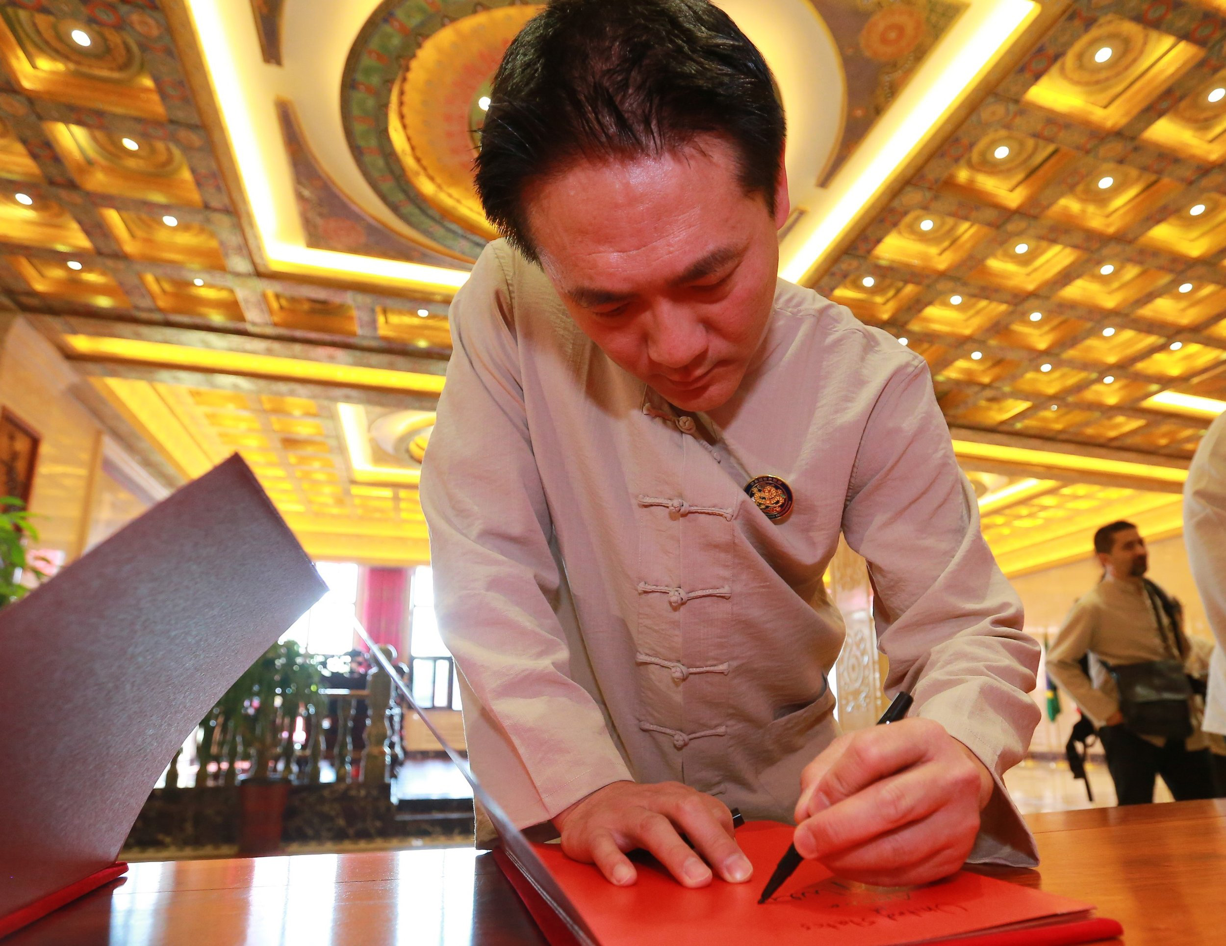 Jan-Yu Weng signs a paper