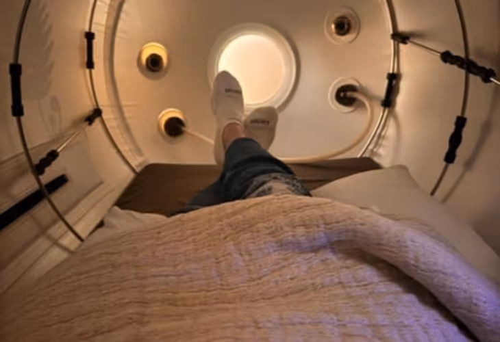 Oxygen Therapy lady in the machine relaxing