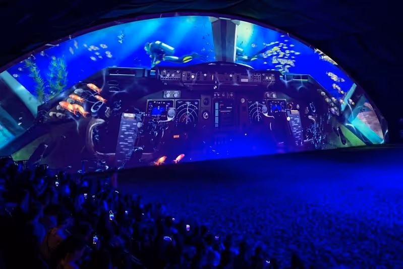 Dynamic lighting setup with moving heads and beams