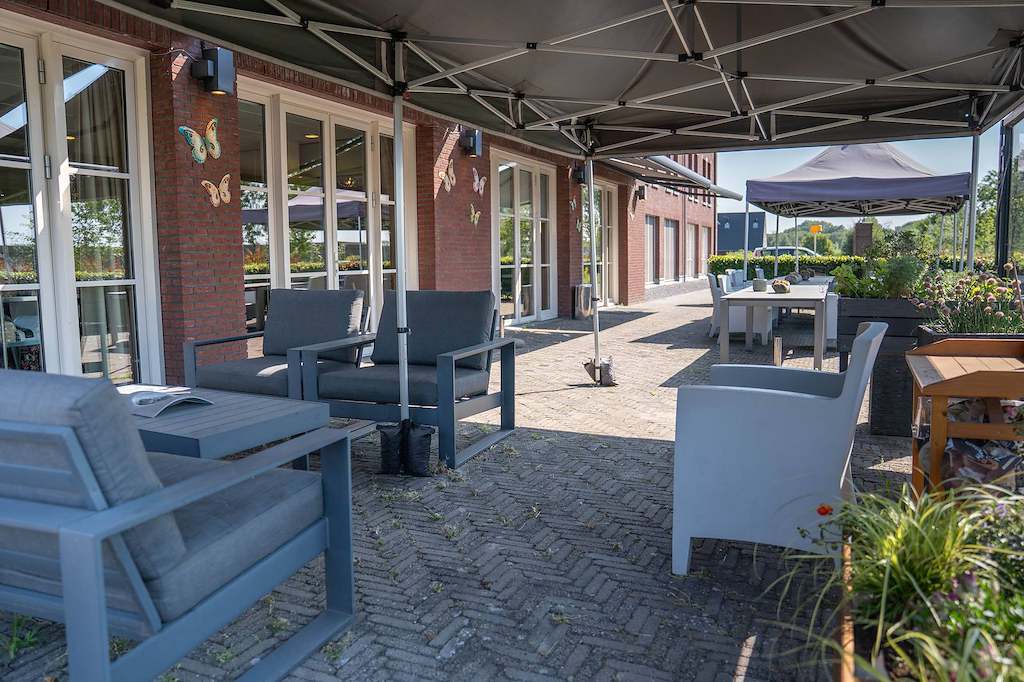 Woonzorglocatie De Kloosterhoeve sfeerimpressie buitenterras