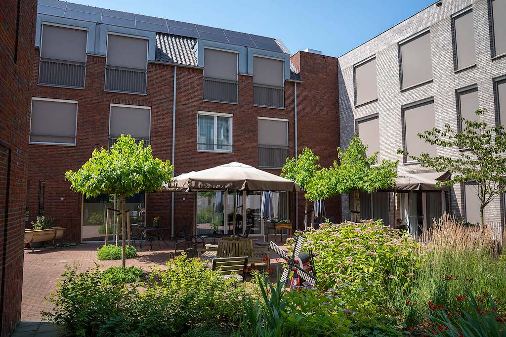 Woonzorglocatie De Riethorst sfeerimpressie binnentuin