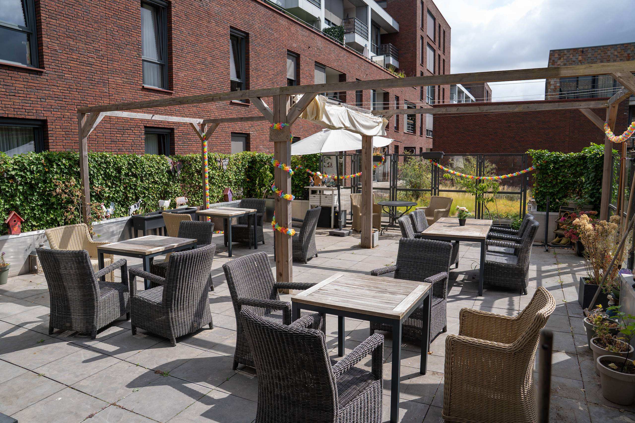 Woonzorglocatie Koetshuis sfeerbeeld terras