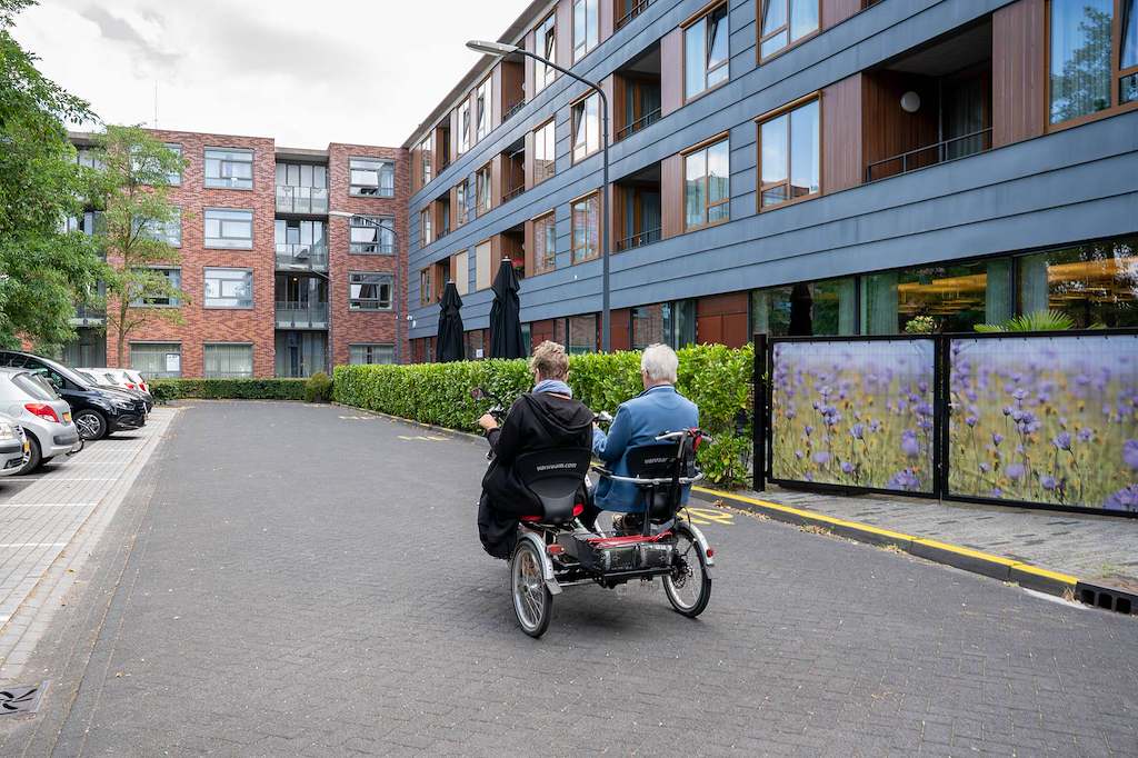 Woonzorglocatie Oosterheem Oosterhout sfeerbeeld duofiets
