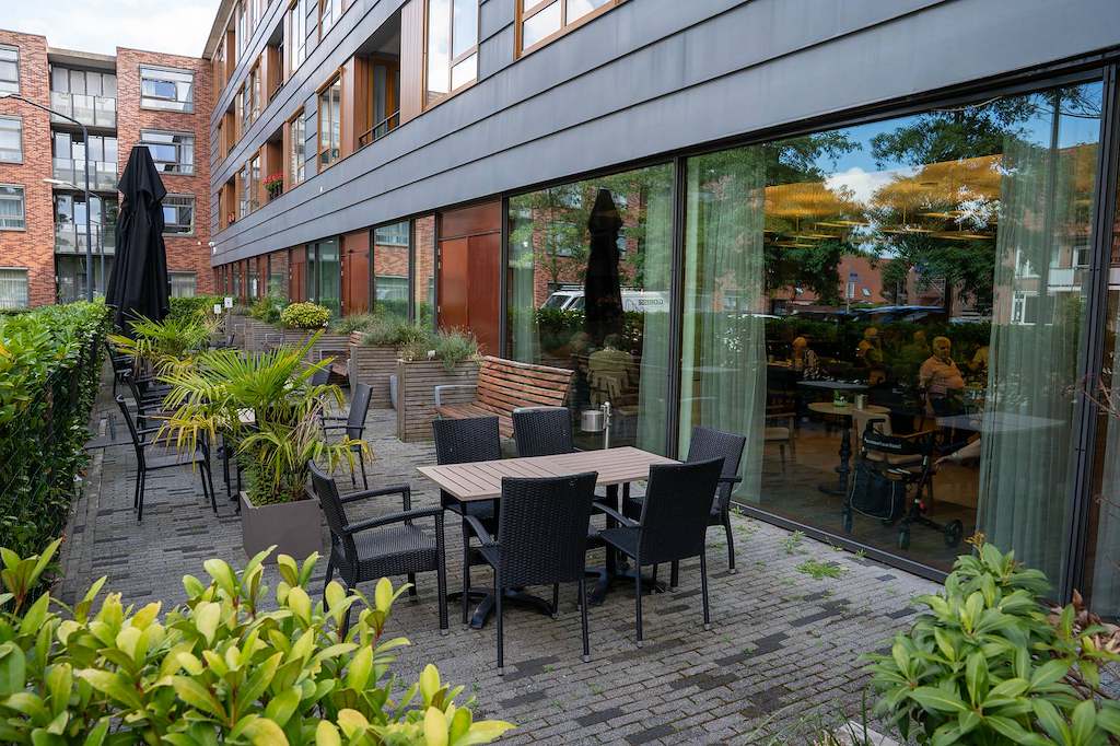 Woonzorglocatie Oosterheem sfeerbeeld terras