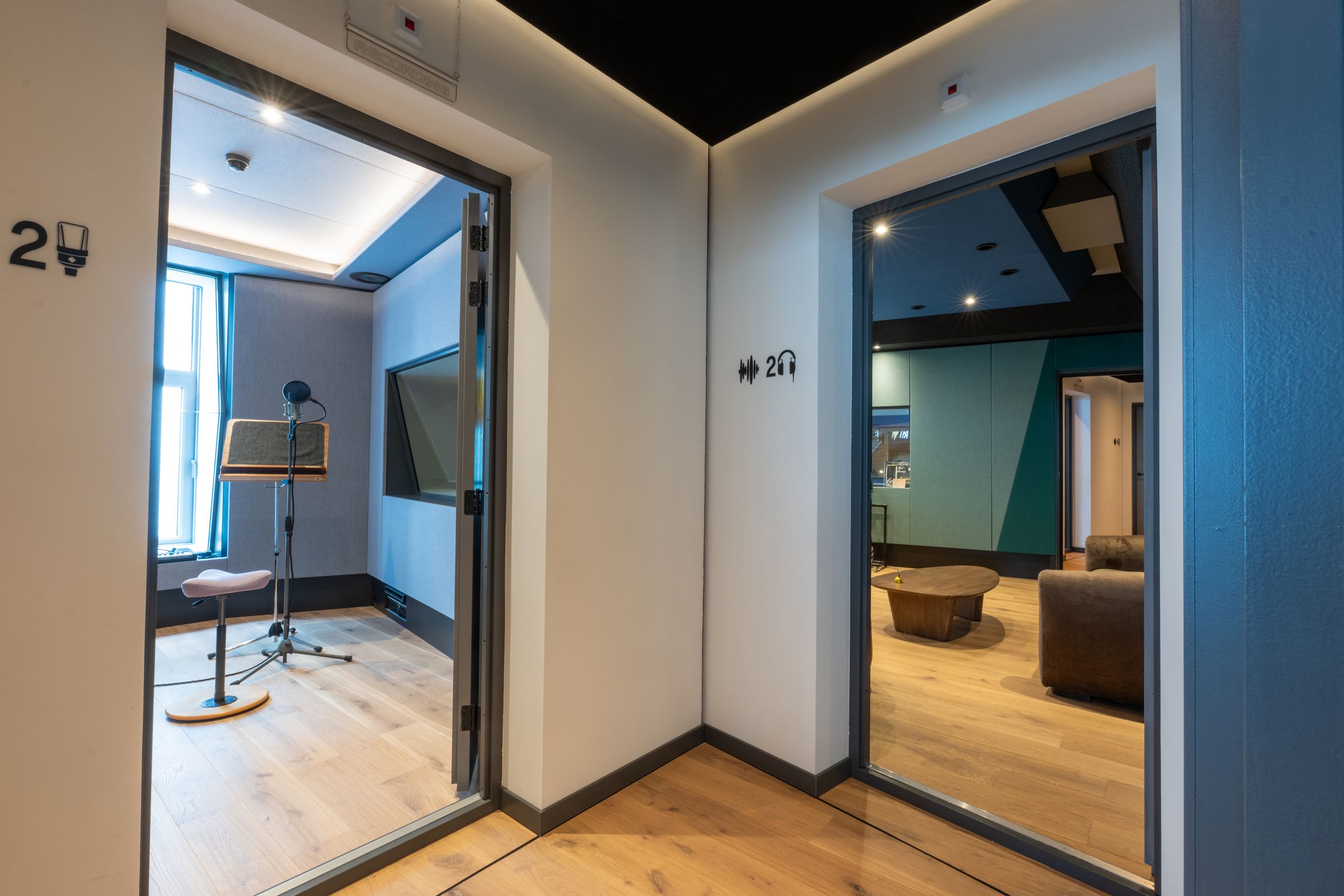 Ingang van studio 2 van TFA met zicht op de petrolblauwe studio