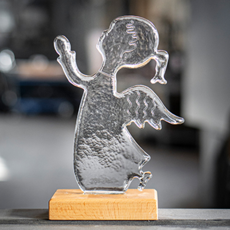 Engel mit Holzsockel