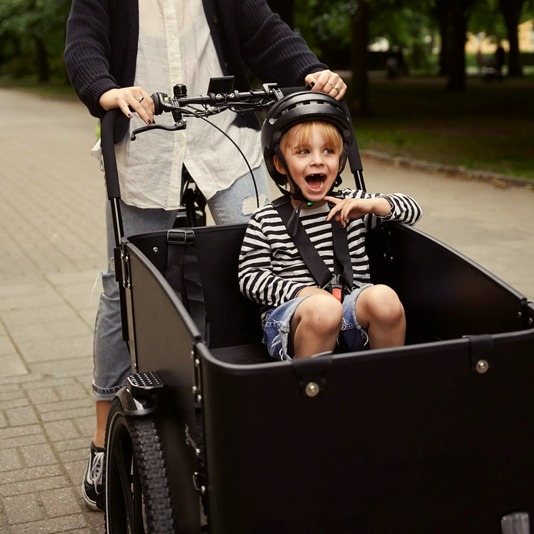 happy kid in cargobike
