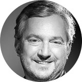 La photo montre le visage d'un homme souriant Xavier des Roseaux