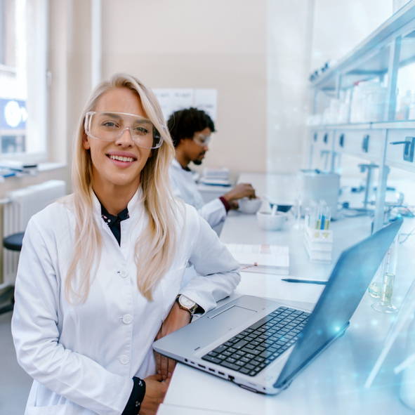 Image femme dans la santé controle qualité
