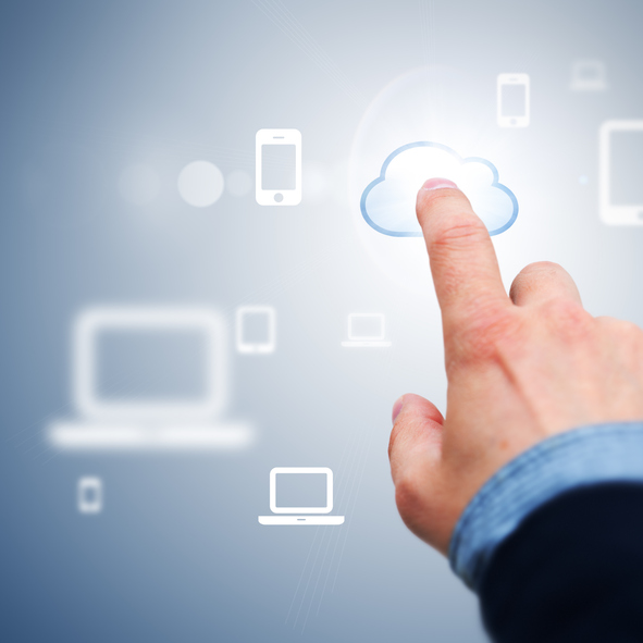 Image representant la performance du cloud avec un doigt pointé sur un nuage