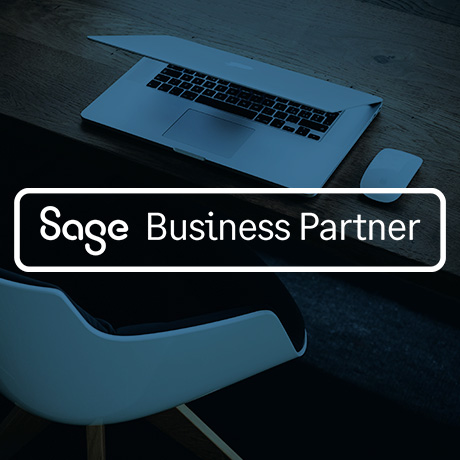 Un logo “Sage Business Partner” est superposé à l’image sur fond d'ordinateur portable