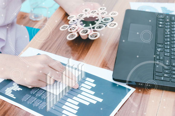 L’image montre une personne en pleine interaction avec des données visuelles et numériques, dans un cadre professionnel