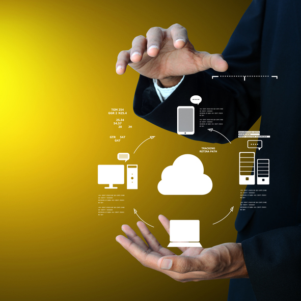 L’image met en scène une personne en costume sombre, les mains positionnées autour d’une illustration digitale représentant les principes du cloud computing