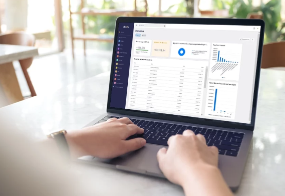 Image ecran d'ordinateur  avec la solution Divalto one et  des mains sur le clavier