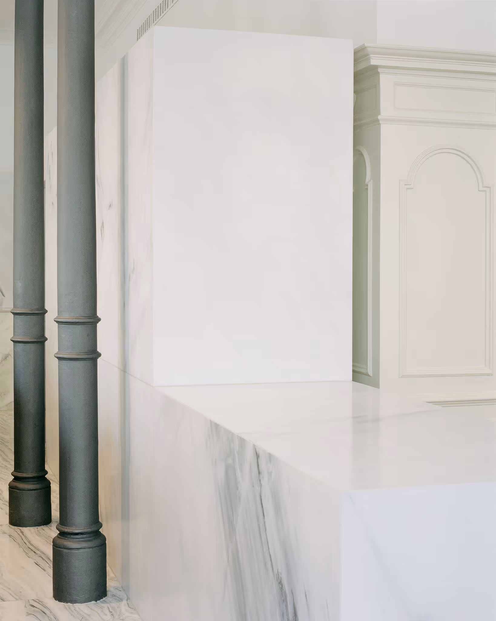 Grüne Säulen und weiße Marmorstufen in minimalistischer Architektur