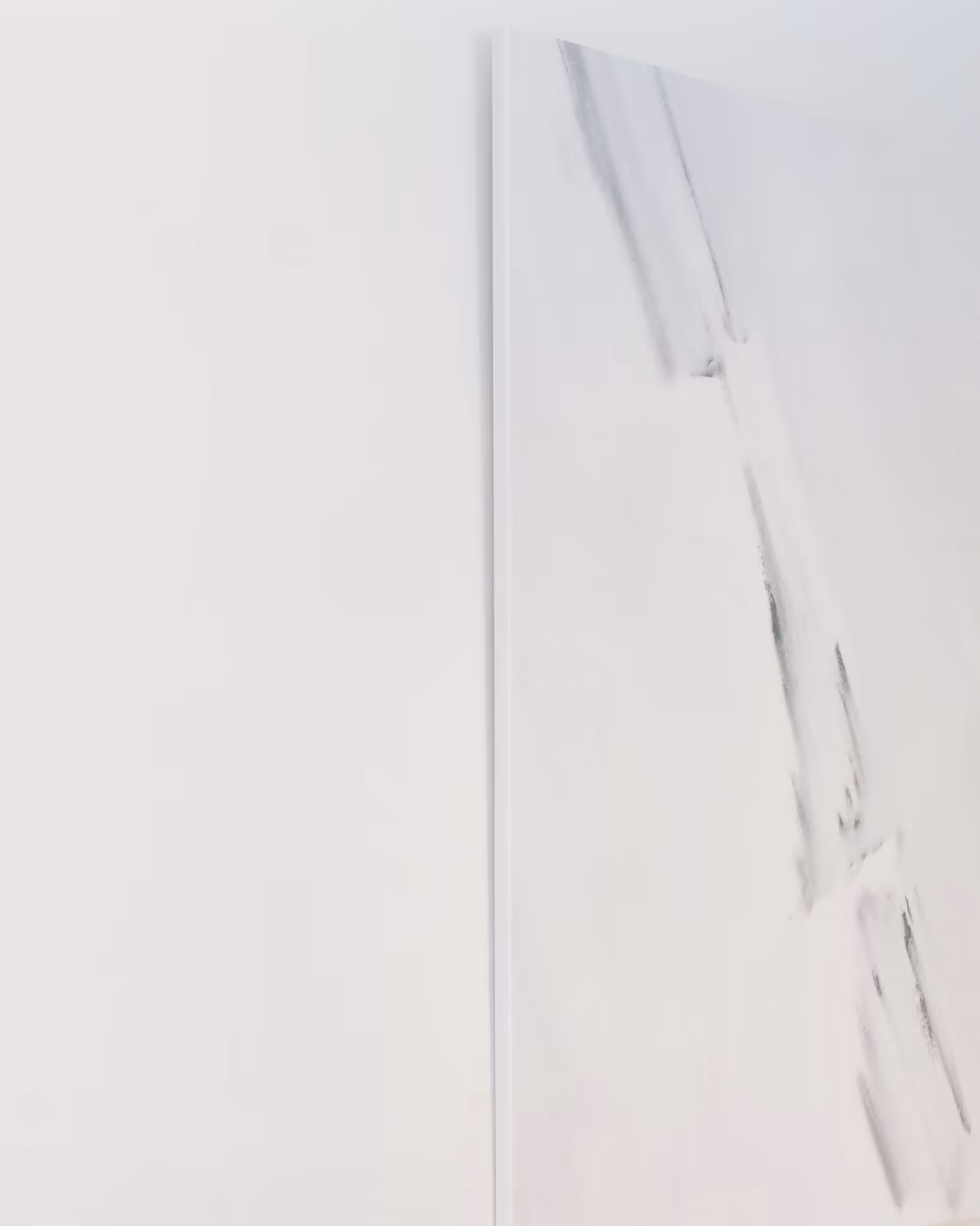 Minimalistisches weißes Bild mit zarten grauen Rissen und Linien