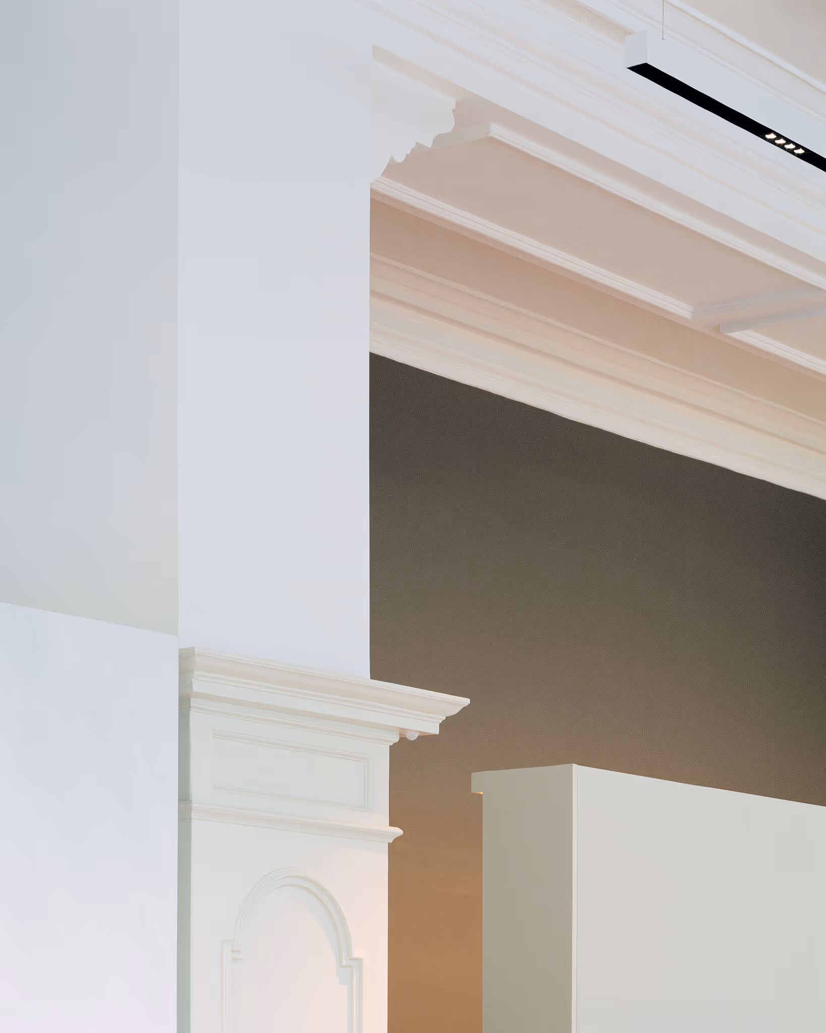Minimalistisches Architekturdetail mit geschichteten Wänden und Deckenprofilen
