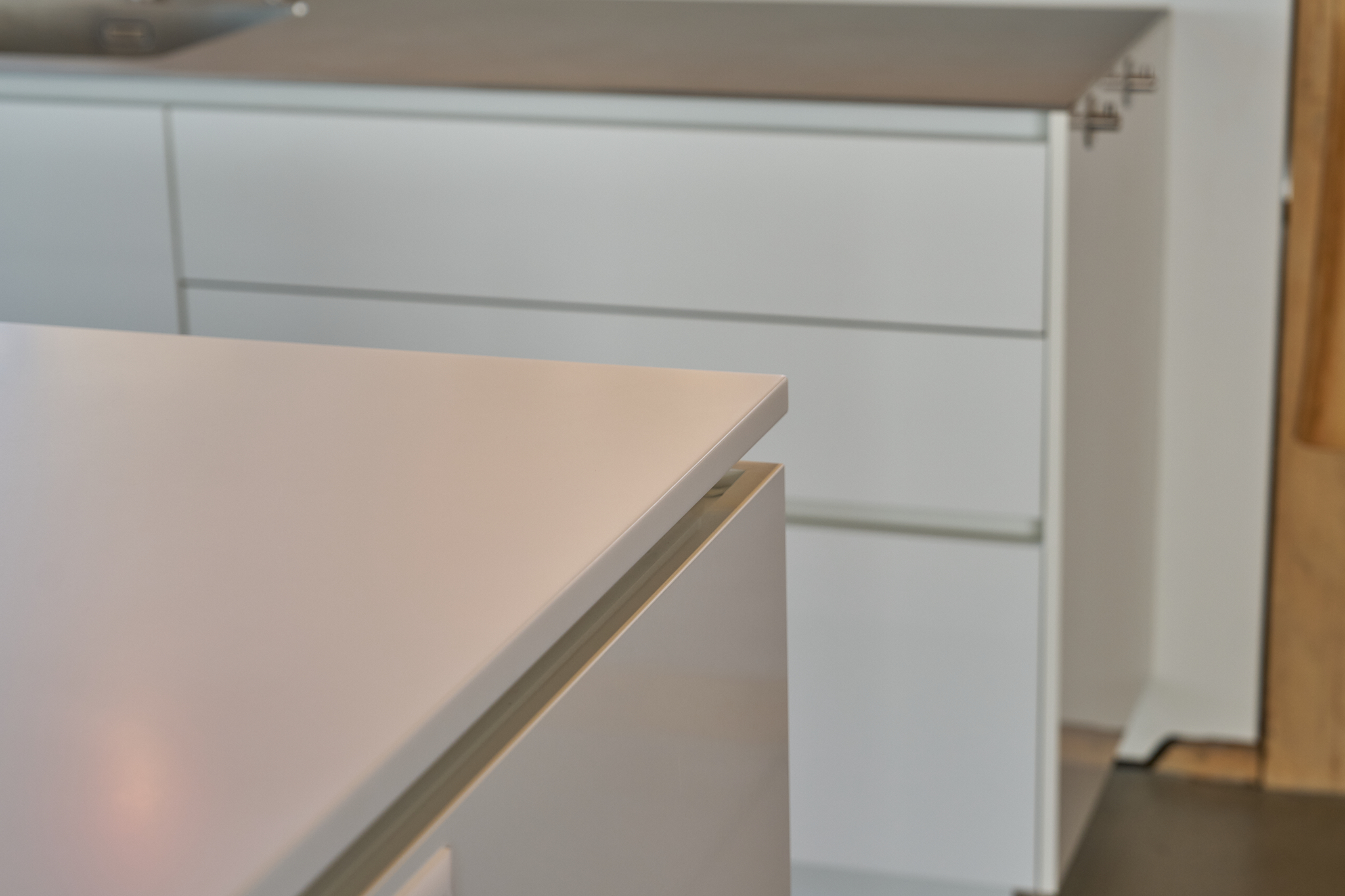 Moderne weiße Schubladen und Arbeitsplatte mit weichem Licht