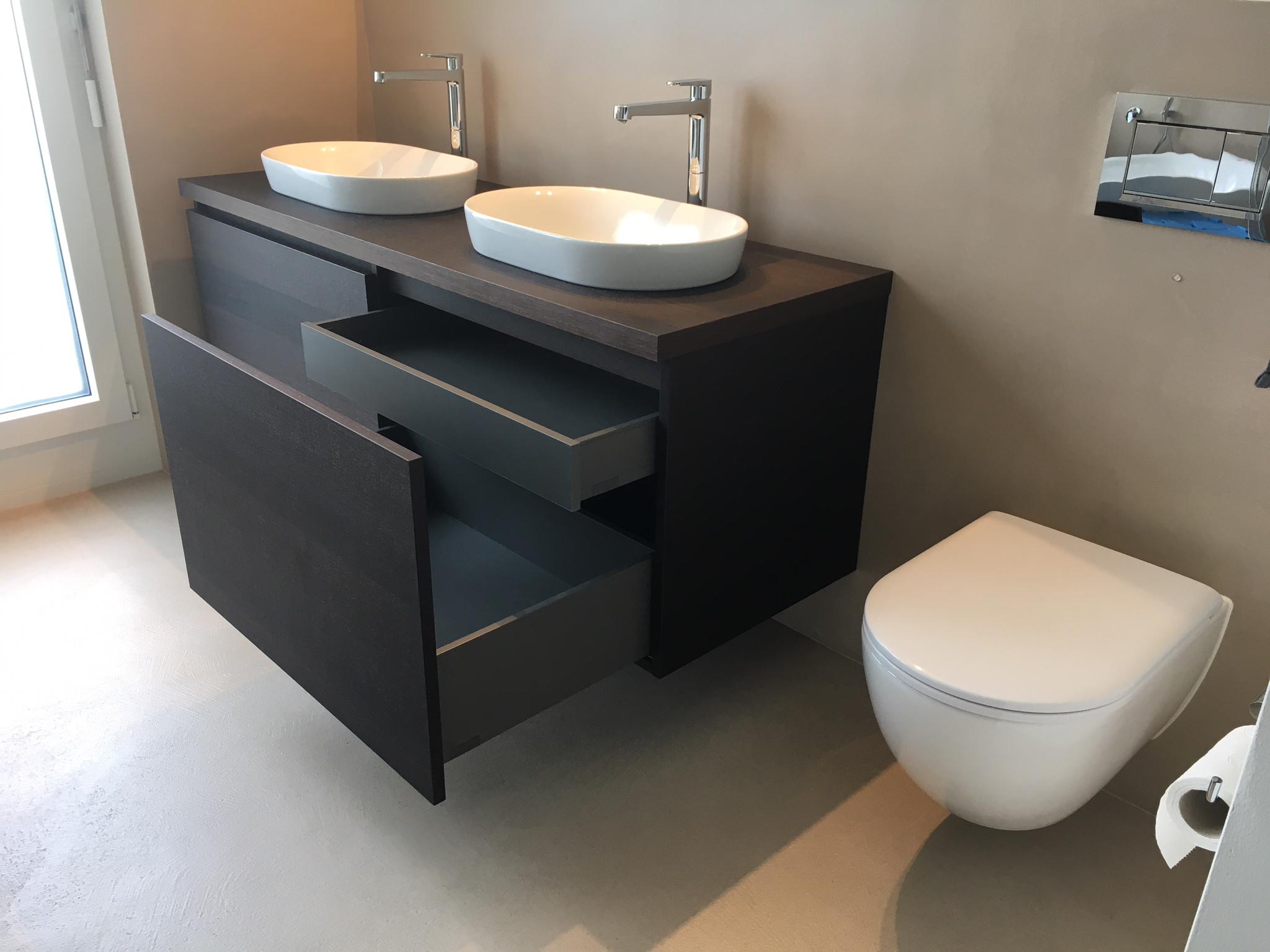 Modernes Badezimmer mit schwarzem Waschtisch und zwei weißen Aufsatzbecken
