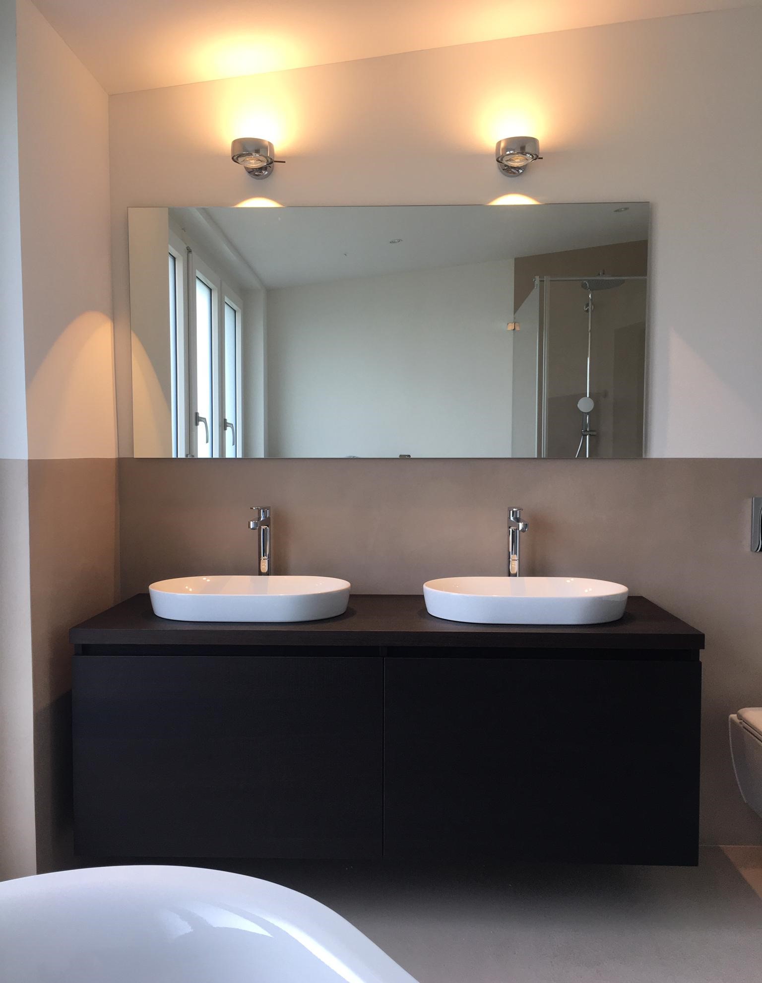 Modernes Badezimmer mit zwei Waschbecken, Spiegel und warmem Licht