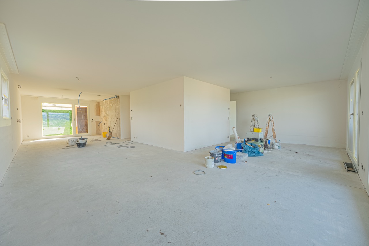 Unfertiger Raum mit Baustelle, Farbeimern und Werkzeugen