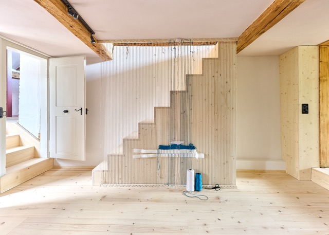 Massgefertigte Holztreppe mit filigraner Abtrennung im historischen Wohnhaus