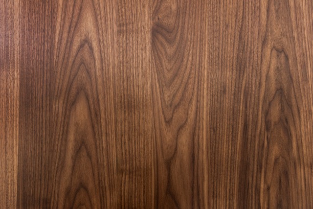 Detail der natürlichen Holzmaserung des amerikanischen Nussbaums