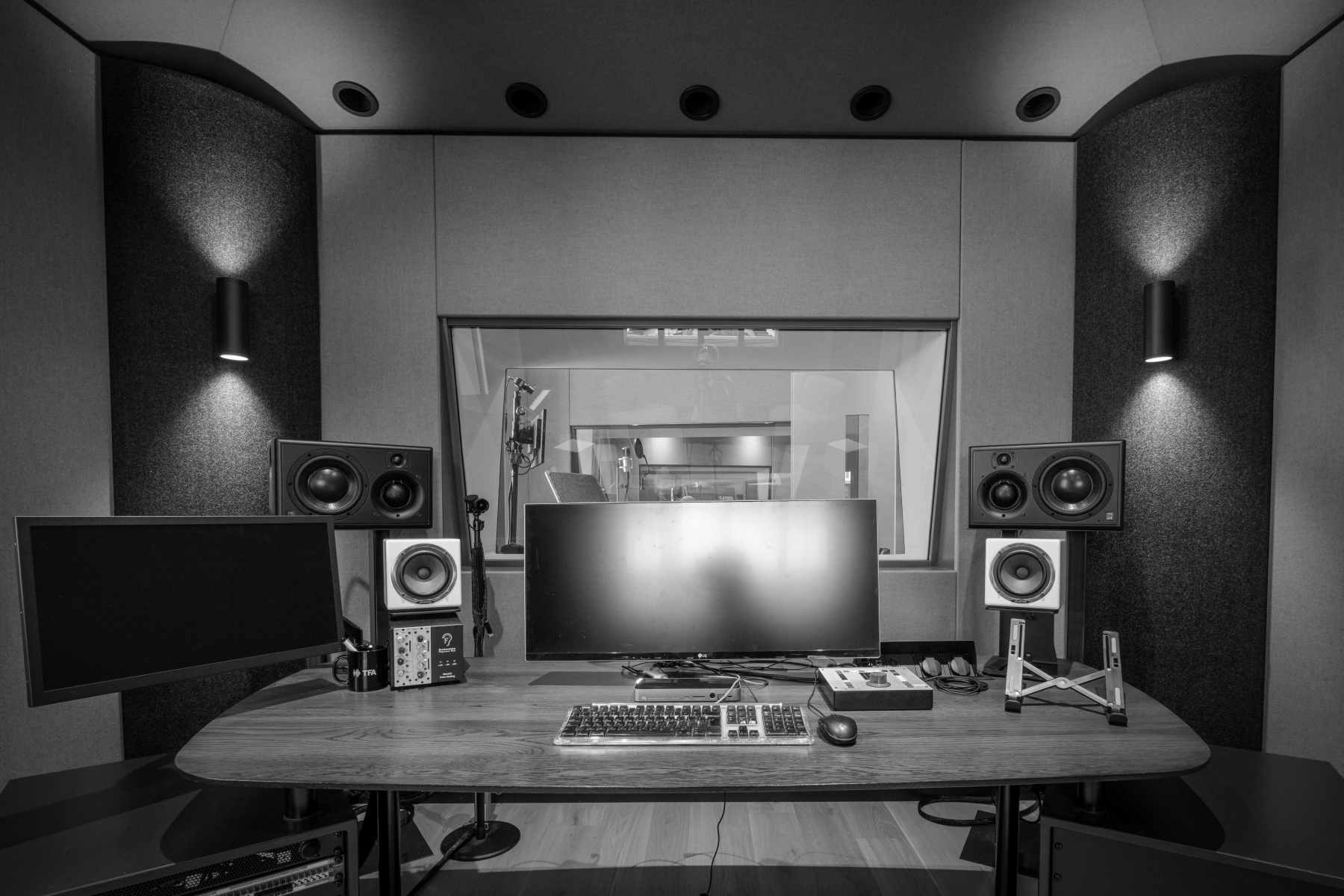 Studio 3 van TFA in zwart-wit, waar AI-stemmen worden gemaakt