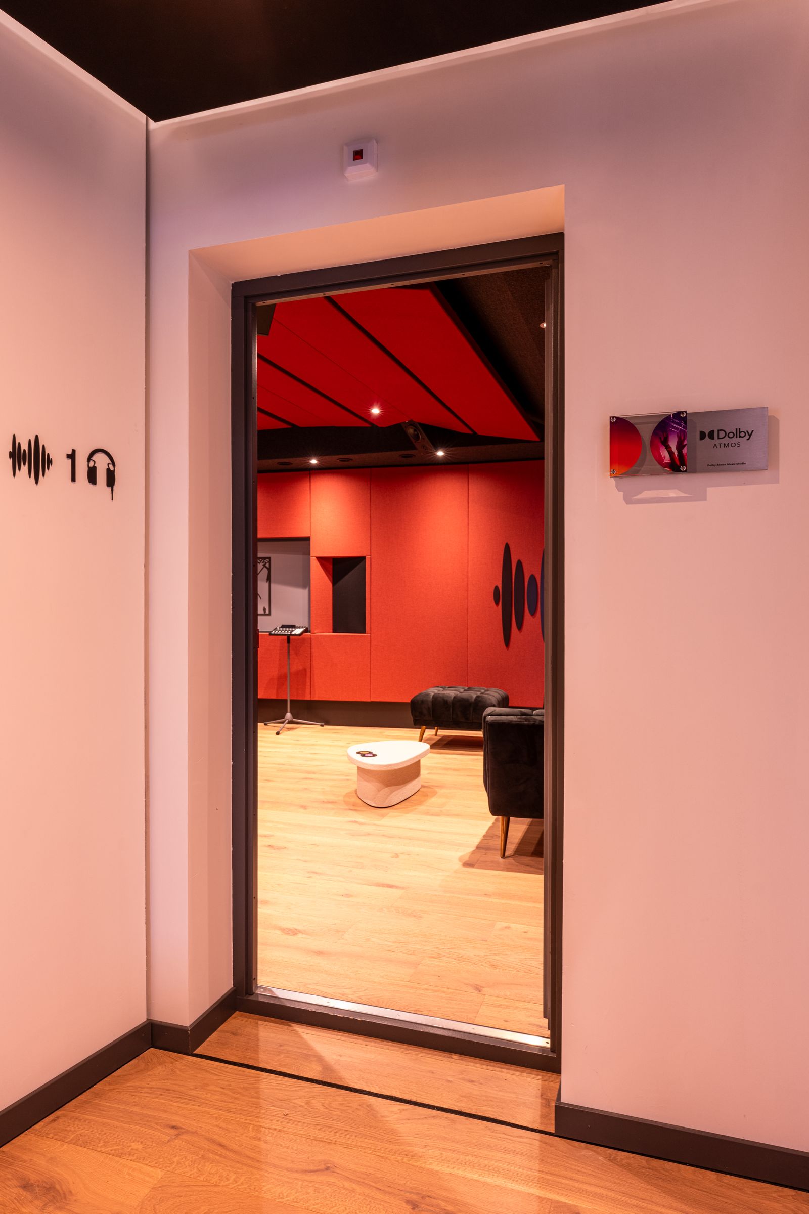 Doorkijk door de deur van studio 1 van TFA