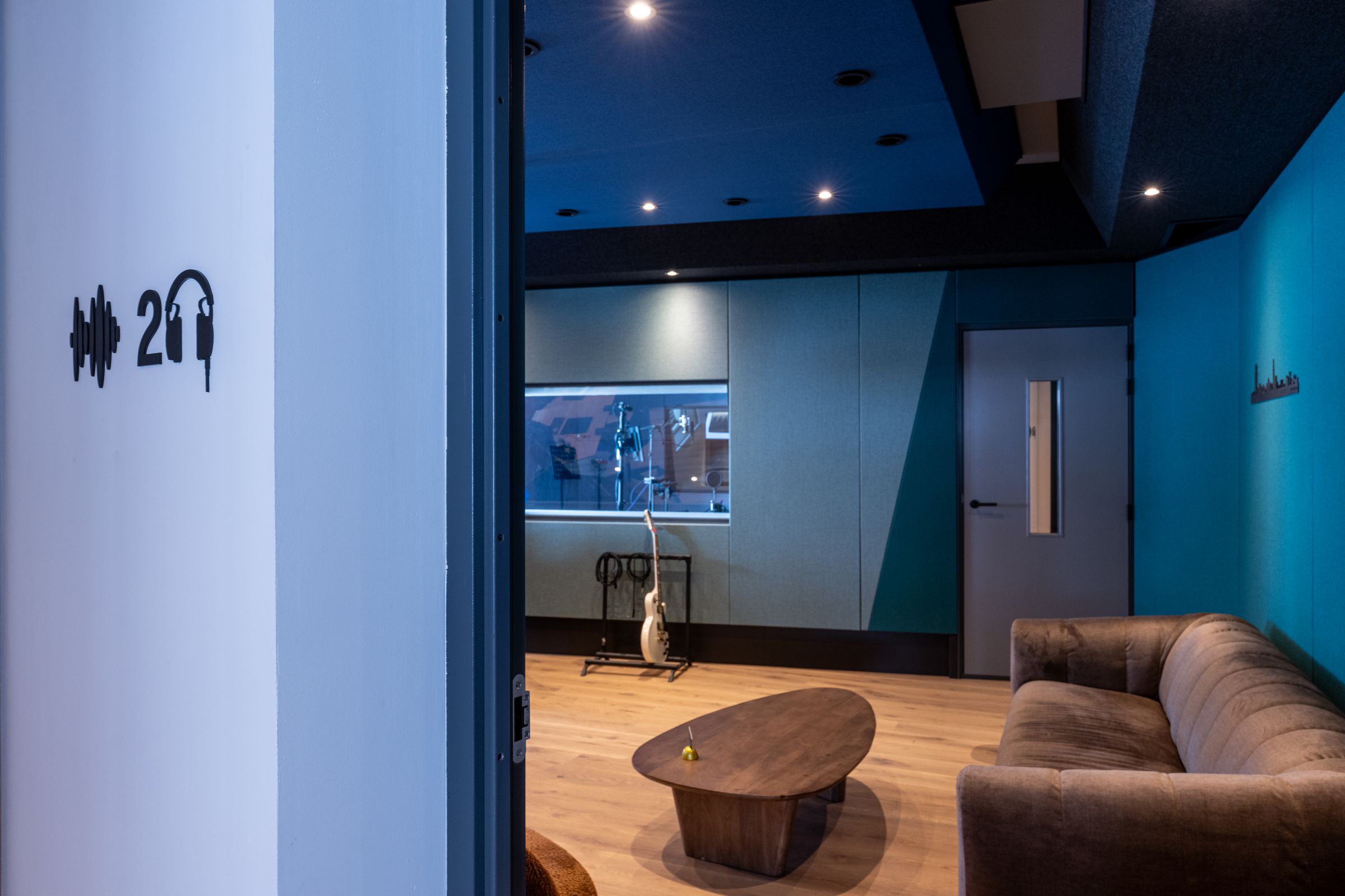 Ingang van studio 2 van TFA met zicht op de petrolblauwe studio