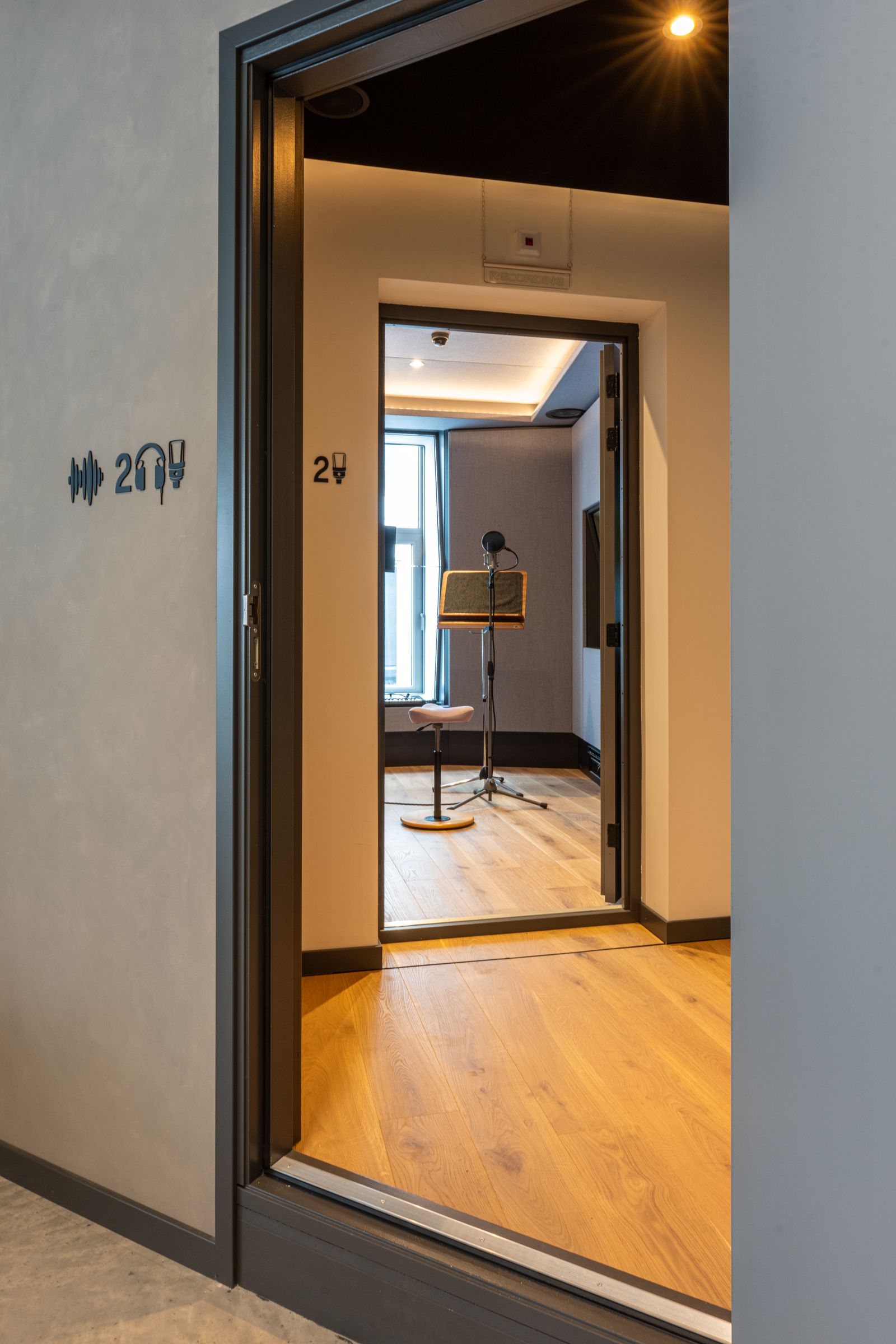 Doorkijk door de deur van studio 1 van TFA