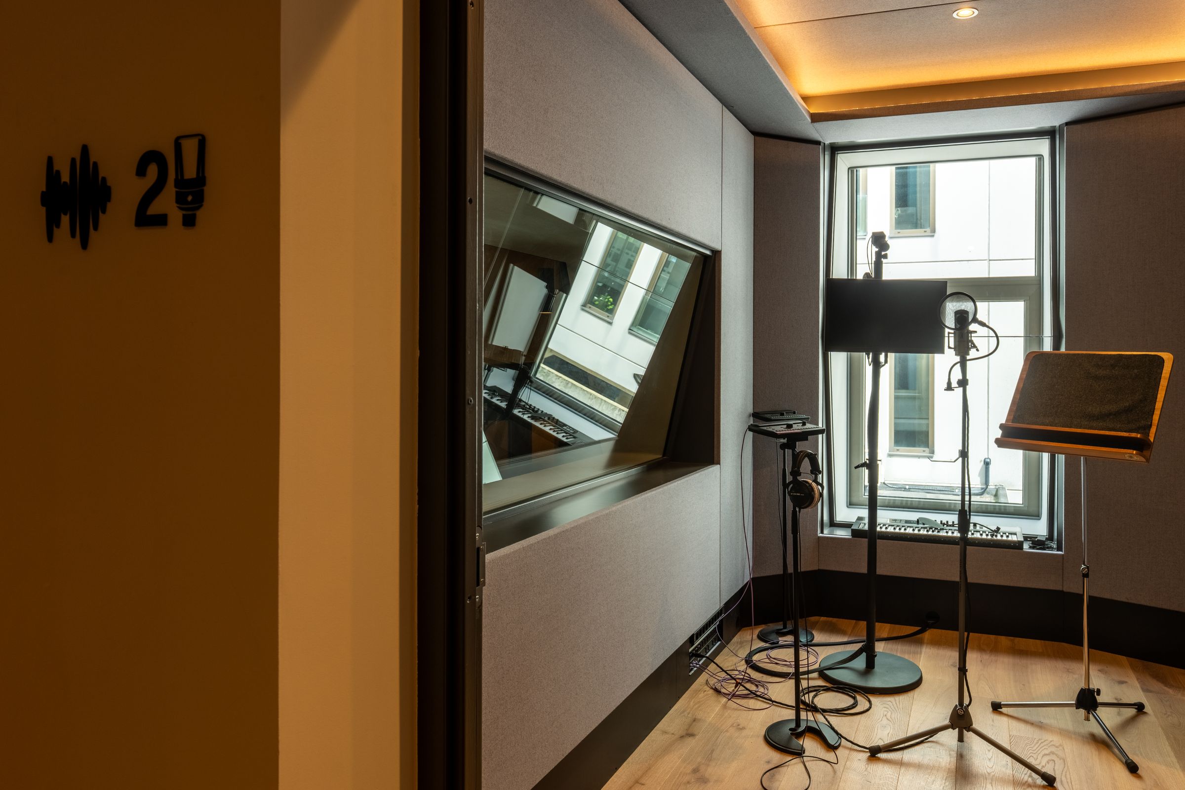 Deur naar studio 2 van TFA met zicht op de opnamecabine