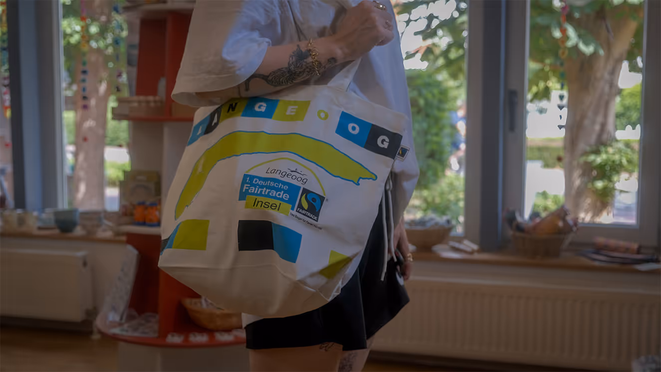 Frau trägt eine Fair Trade Tragetasche der Insel Langeoog