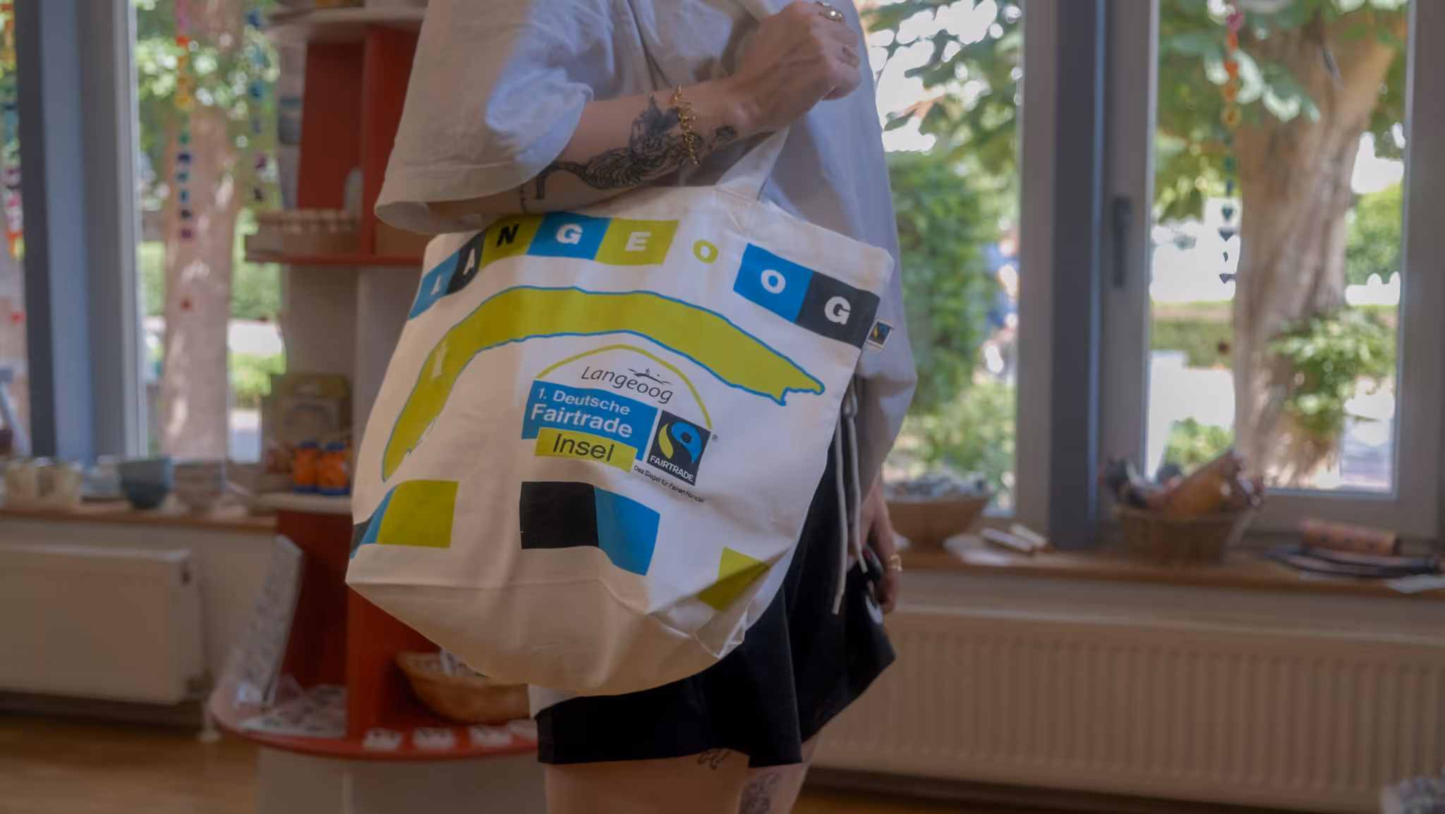 Frau trägt eine Fair Trade Tragetasche der Insel Langeoog