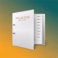 Weisser Ordner mit der Aufschrift PALACIOS INSTITUT und darin sichtbare Modulregister.