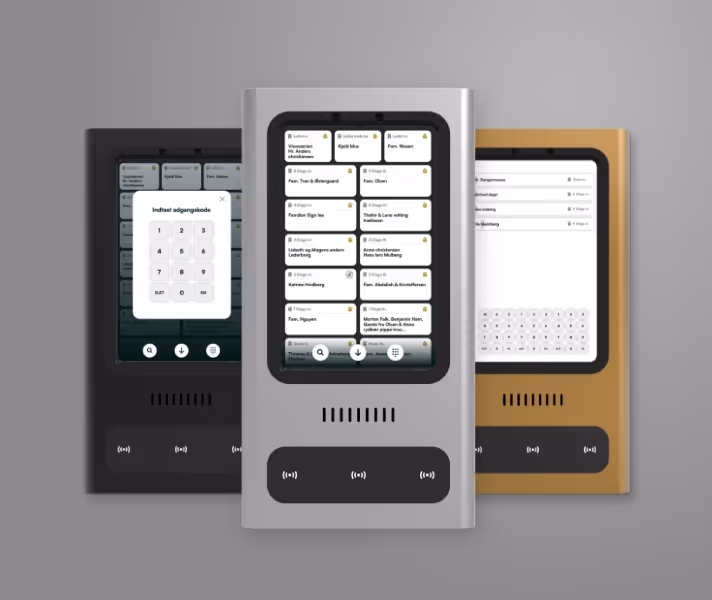 Tre moderne digitale enheder med touchskærm, der viser adgangskodeindtastning, liste med navne og tastatur på skærmene.