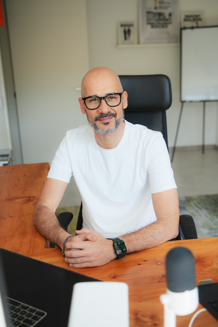 Matteo Papaluca, founder of Inscaler, seated at his desk in a white t-shirt.