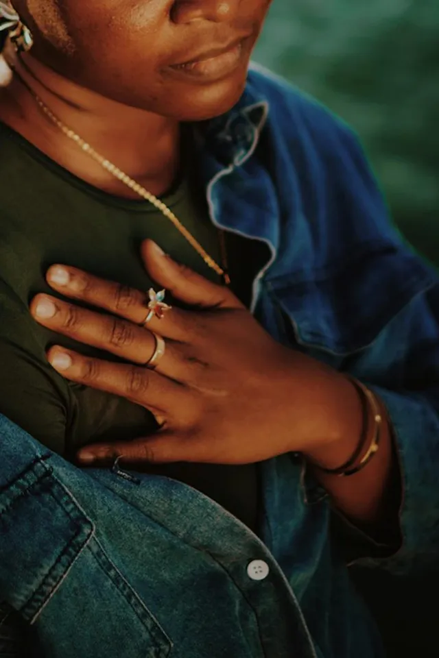 Frau legt ihre Hand auf die Brust. Innere Ruhe und Klarheit