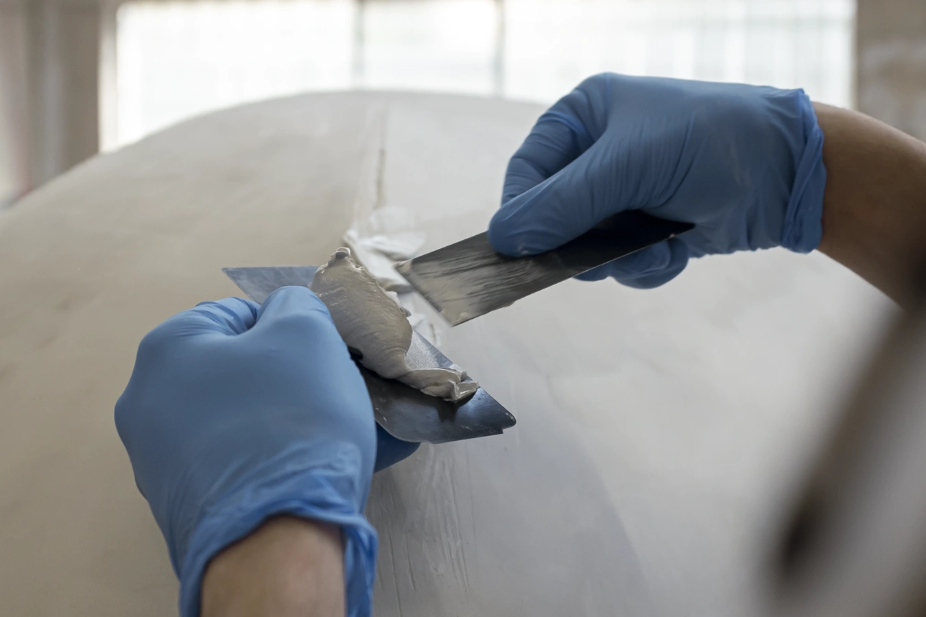 Trattamento del materiale per la realizzazione della volta a croce su misura in gesso.