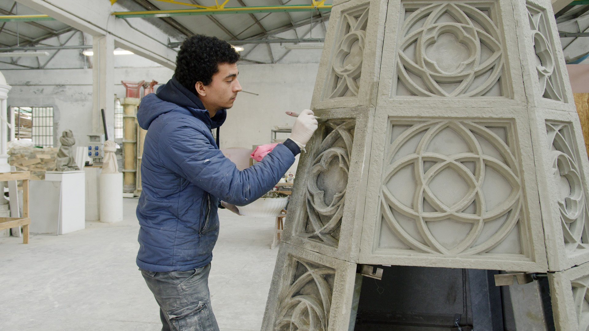 L'artigiano Paolo Cofone che rifinisce i dettagli della SenaTorre.