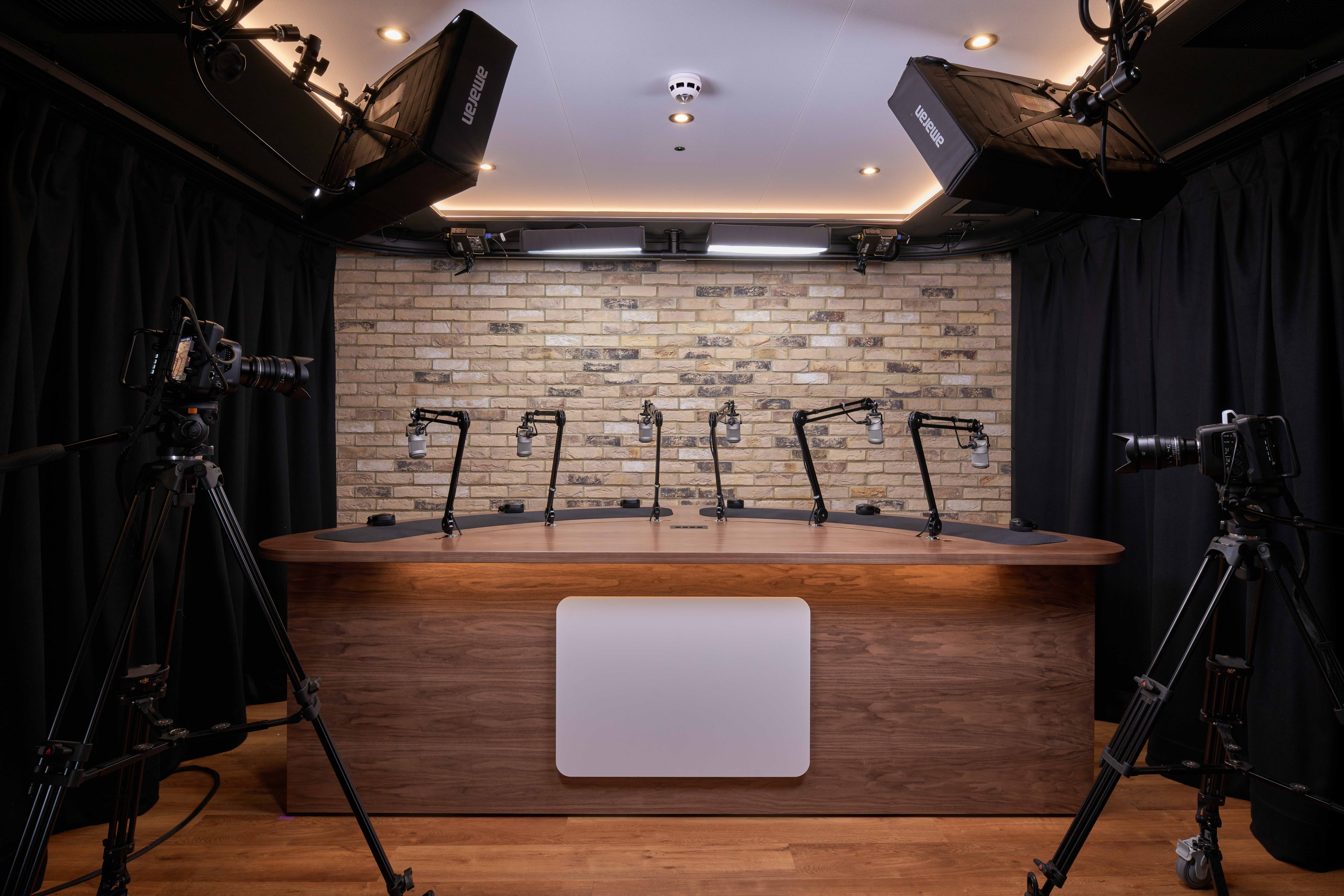 The Founder 6-person broadcast console