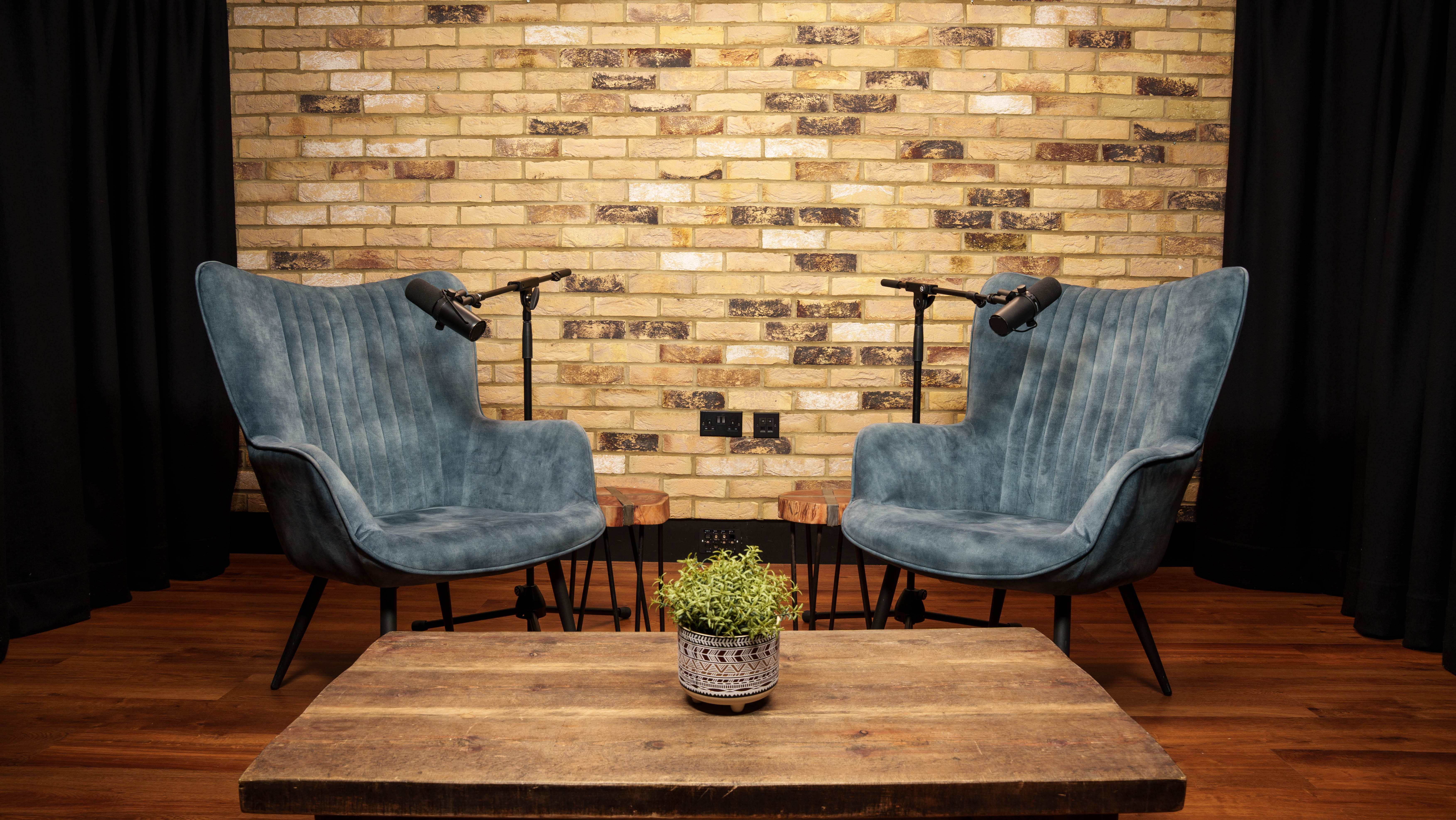 The Founder set, blue armchairs with black curtain